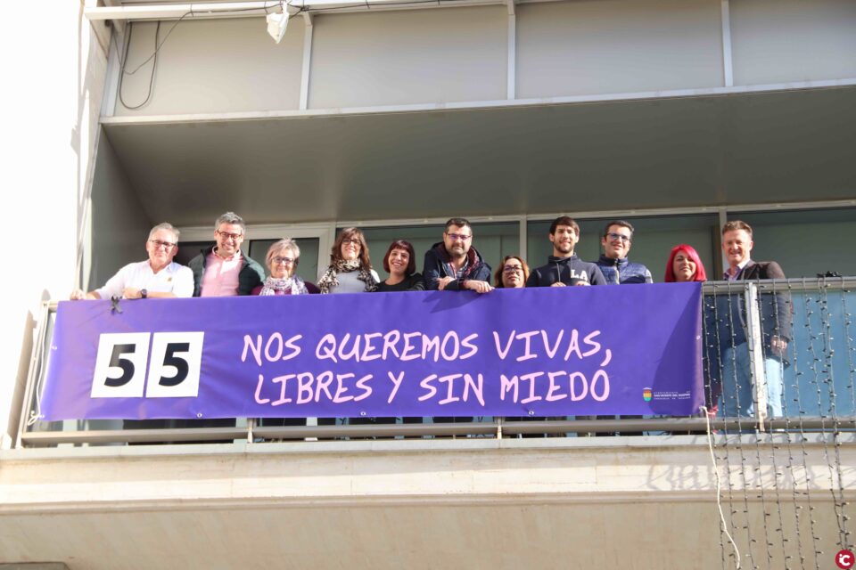 La pancarta en memoria de las víctimas de asesinatos machistas ya cuelga del balcón del Ayuntamiento