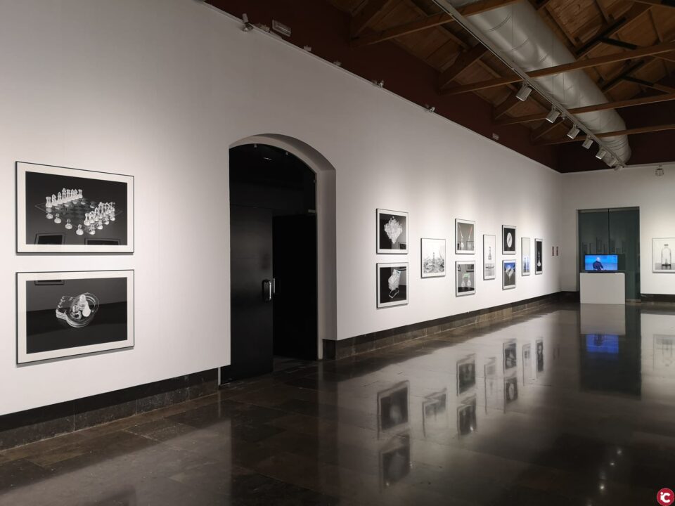 La exposición "Inocentes" del artista García de Marina reflexiona sobre los derechos humanos en la Sala de exposiciones de la Lonja del Pescado
