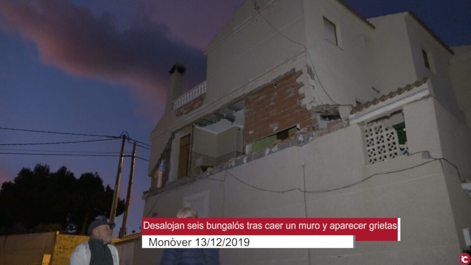 Desalojan seis bungalós de Monóvar tras caer un muro y aparecer grietas