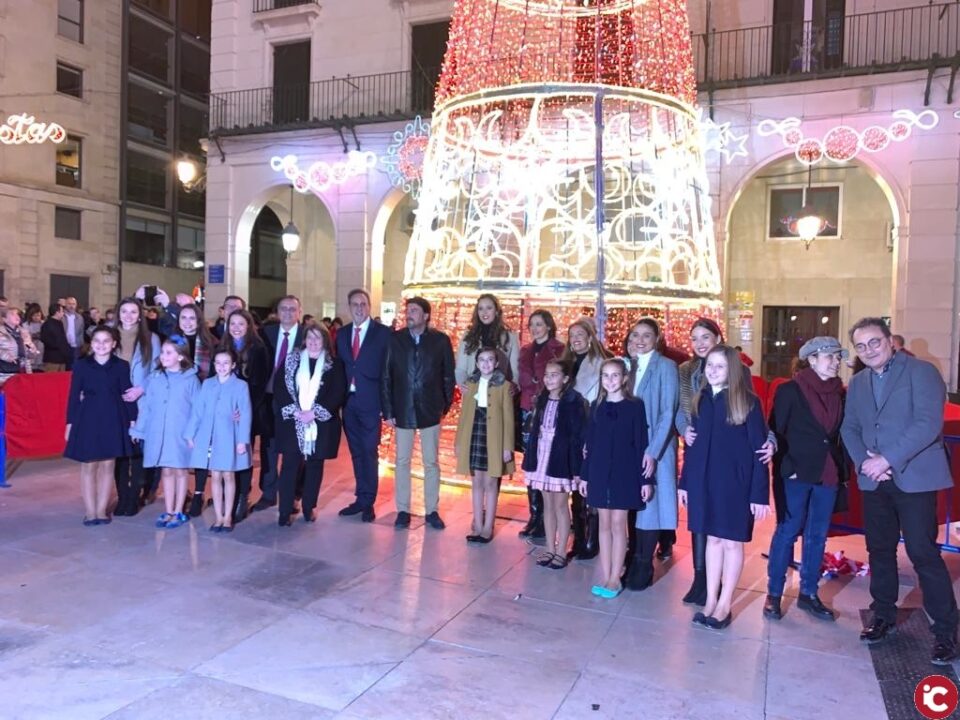 Encendido del árbol de Navidad en la plaza del Ayuntamiento