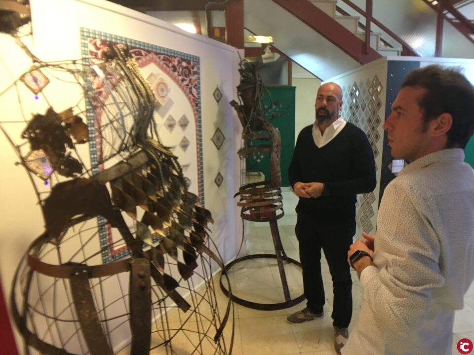 La Tourist Info de Petrer acoge una exposición del escultor Chemi Galiano