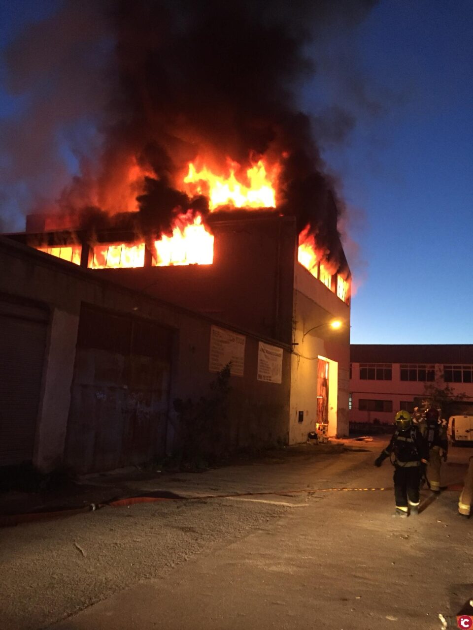 Los bomberos del SPEIS extinguen un complicado incendio industrial en una nave de electrodomésticos en Alicante que es devorada por las llamas