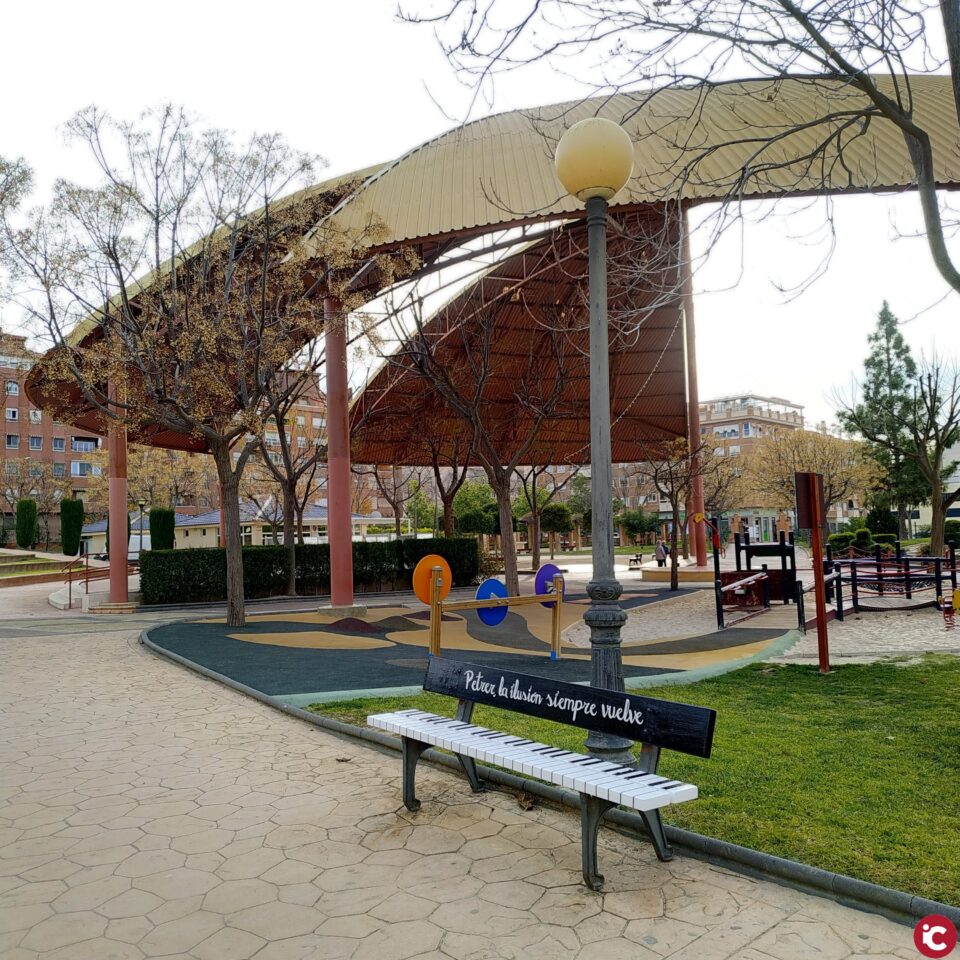 La campaña de Navidad de Petrer también llega a los parques con una acción de arte urbano en los bancos