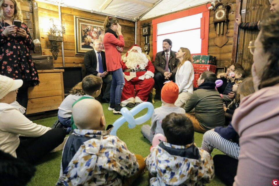 Los niños de la planta de oncología infantil del Hospital General de Alicante visitan la casa de Papa Noel