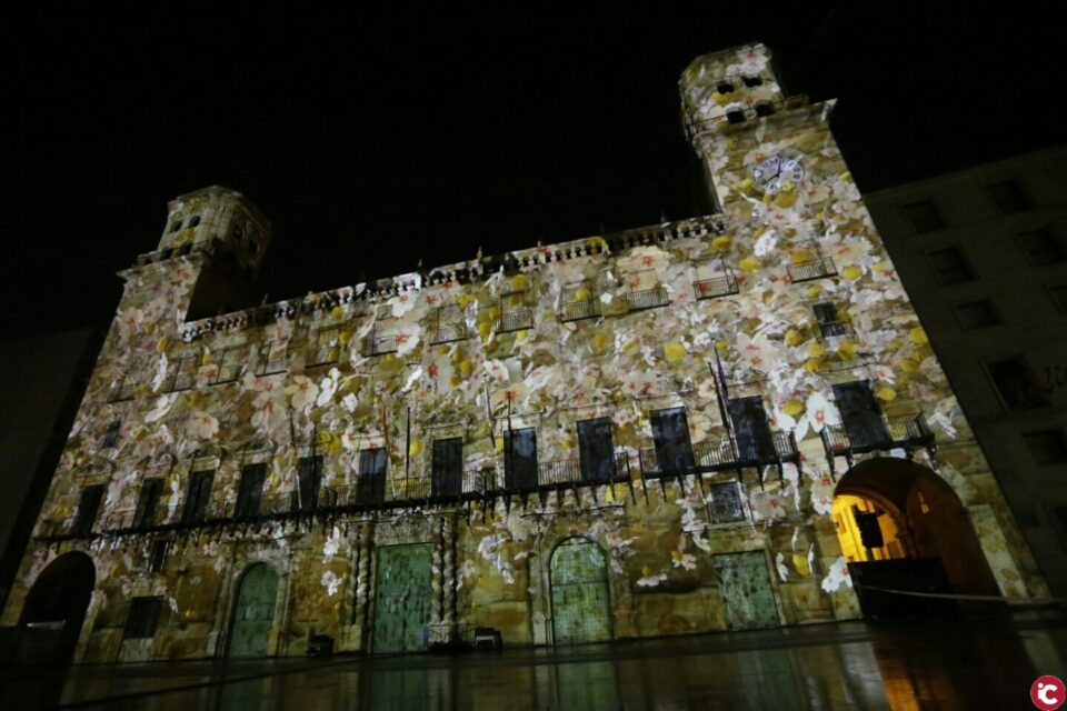 Más de tres mil personas llenan la plaza del Ayuntamiento para asistir al primer pase del vídeo mapping de Navidad en la fachada del Ayuntamiento