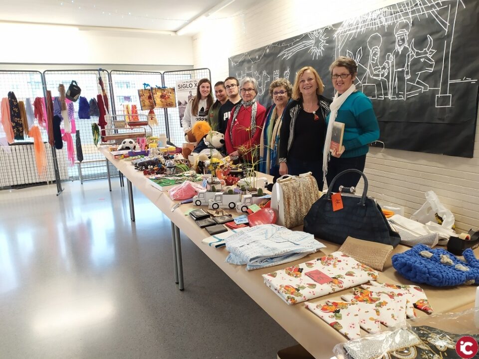 Mercadillo solidario realizado en el IES Las Fuentes de Villena para recaudar fondos que tendrán como destino la ONG Manos Unidas