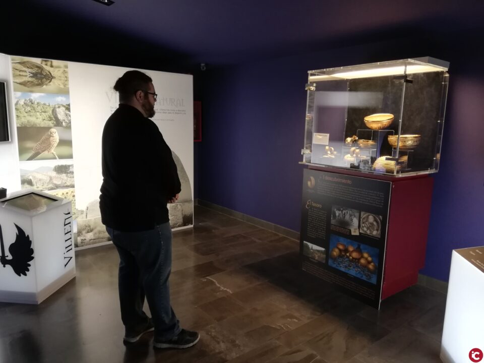 El Centro de recepción de visitantes expone la réplica del tesoro de Villena