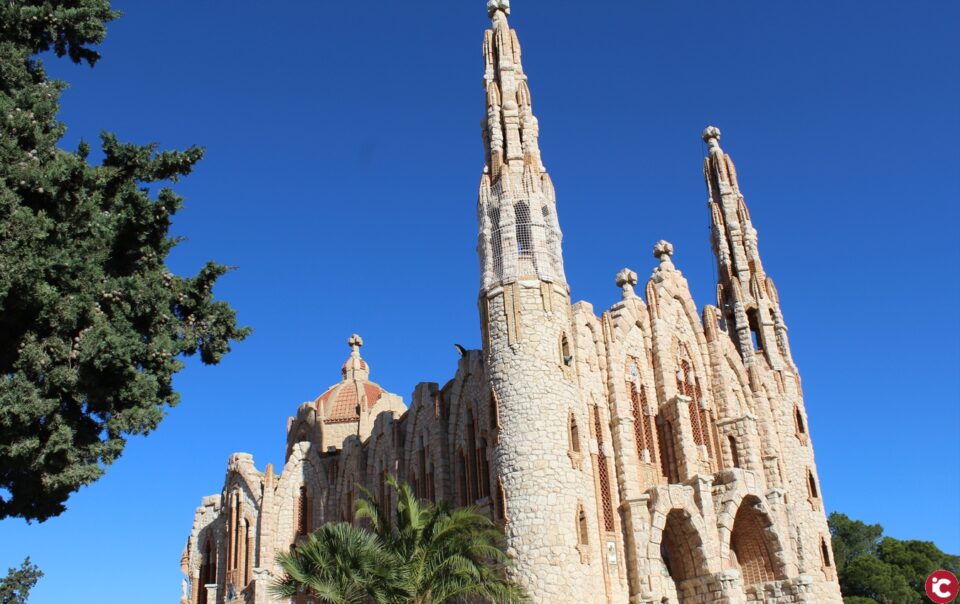 Se instala un mallazo de protección en una de las torres de Santuario