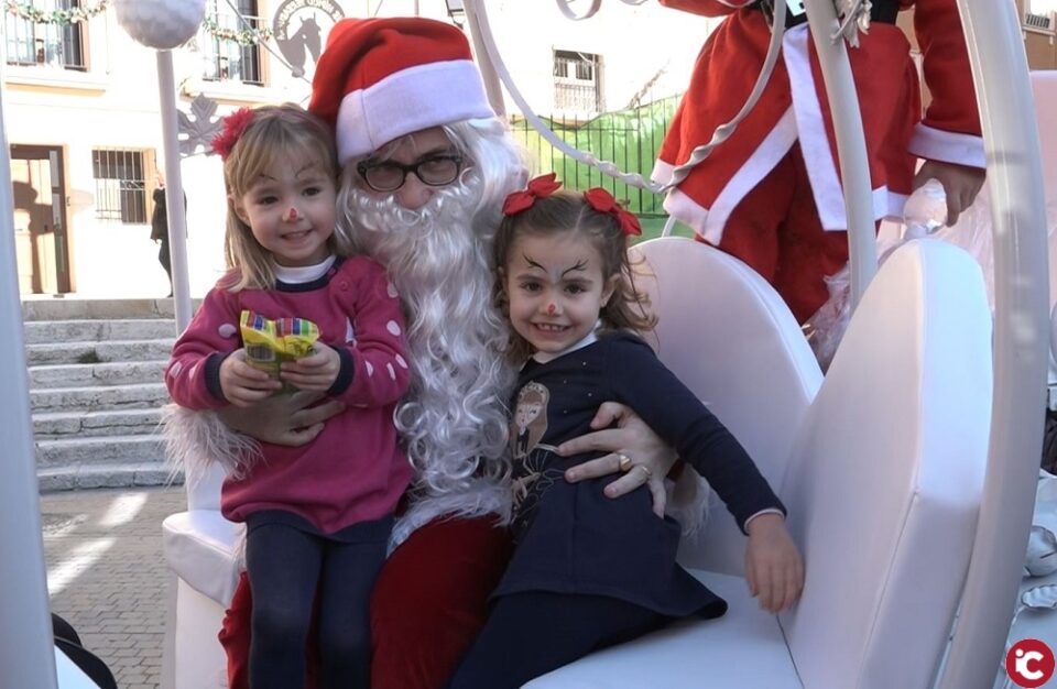 Papá Noel llega a Villena cargado de regalos