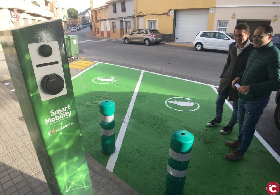 Petrer instala dos estaciones de recarga de vehículos eléctricos subvencionadas por IVACE