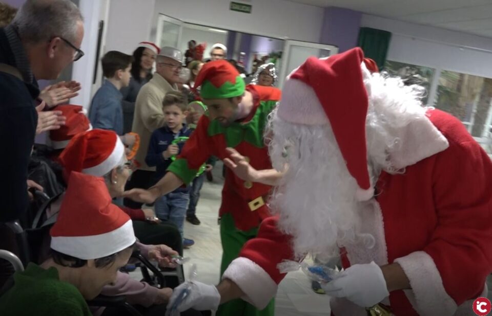 Papá Noel visita a los residentes del Centro Sociosanitario La Morenica de Villena