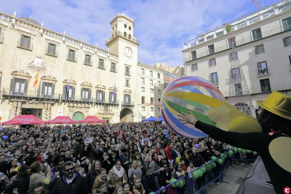 Miles de niños y familias se dan cita en la Plaza del Ayuntamiento para celebrar la Nochevieja Infantil al filo del mediodía comiendo las gominolas al son de las 12 campanadas