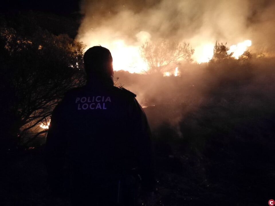 Un incendio por imprudencia y fiestas particulares disueltas
