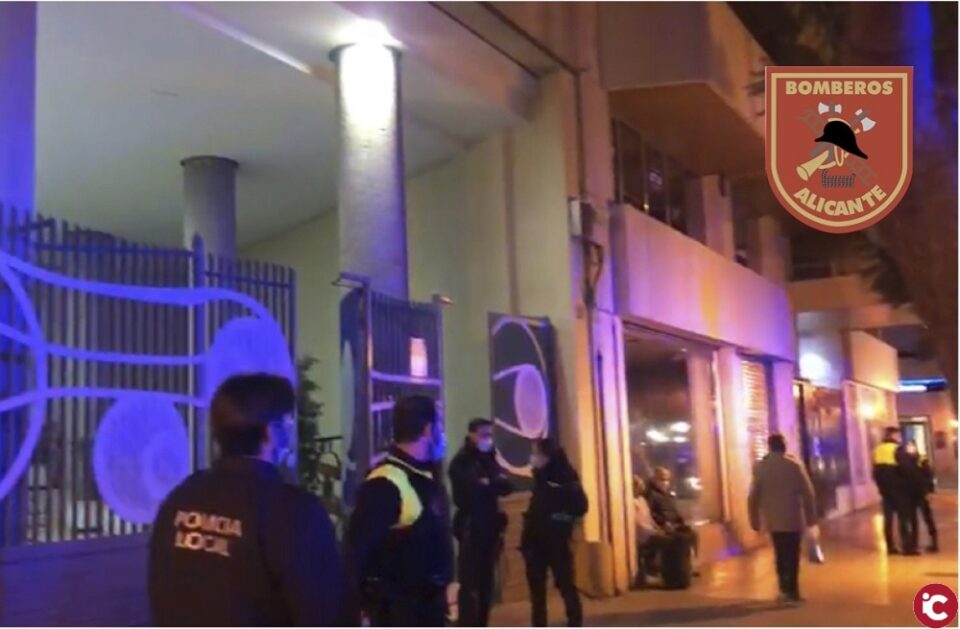 Los bomberos del SPEIS extinguen tres incendios con seis heridos en una complicada Nochevieja de fuegos en viviendas en Alicante