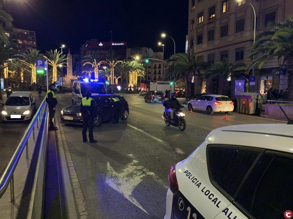 La Policía Local impone 25 sanciones por incumplir el toque de queda esta noche y disuelve siete fiestas en viviendas en Alicante