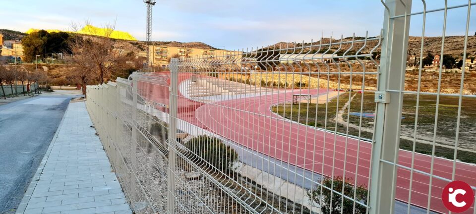 El Ayuntamiento de Elda renueva el vallado perimetral del Nuevo Pepico Amat y la Pista de Atletismo de La Sismat