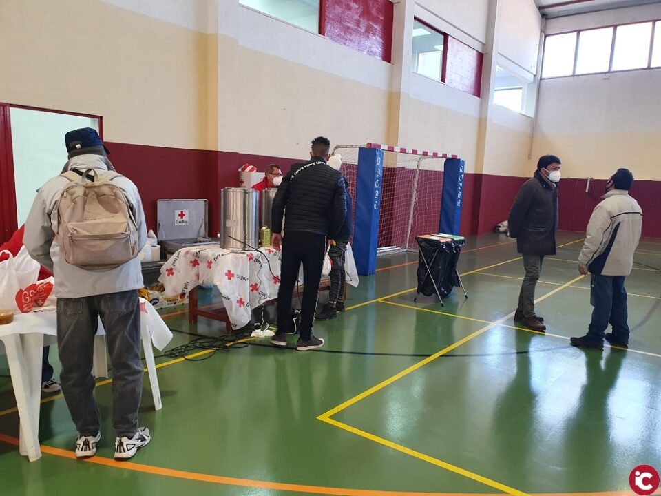 El alcalde visita el nuevo pabellón abierto por el Ayuntamiento en Ciudad Jardín para acoger a personas sin techo