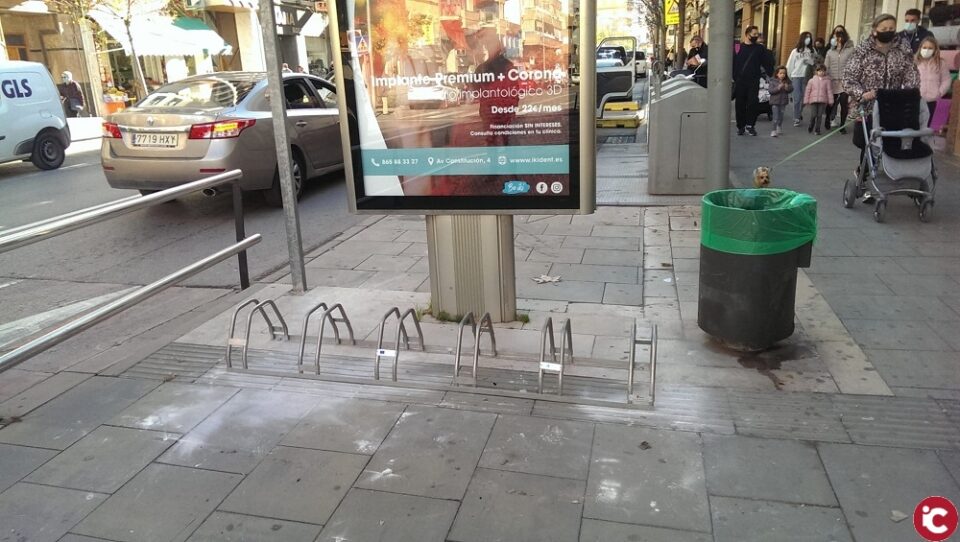 Villena instala nuevos aparcabicis para el fomento de la movilidad sostenible y el uso de la bicicleta