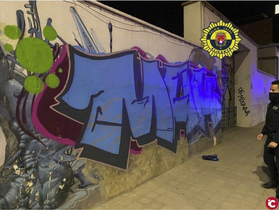 La Policía Local de Alicante denuncia a dos grafiteros al pillarlos in fraganti pintando una fachada en la avenida de Elche