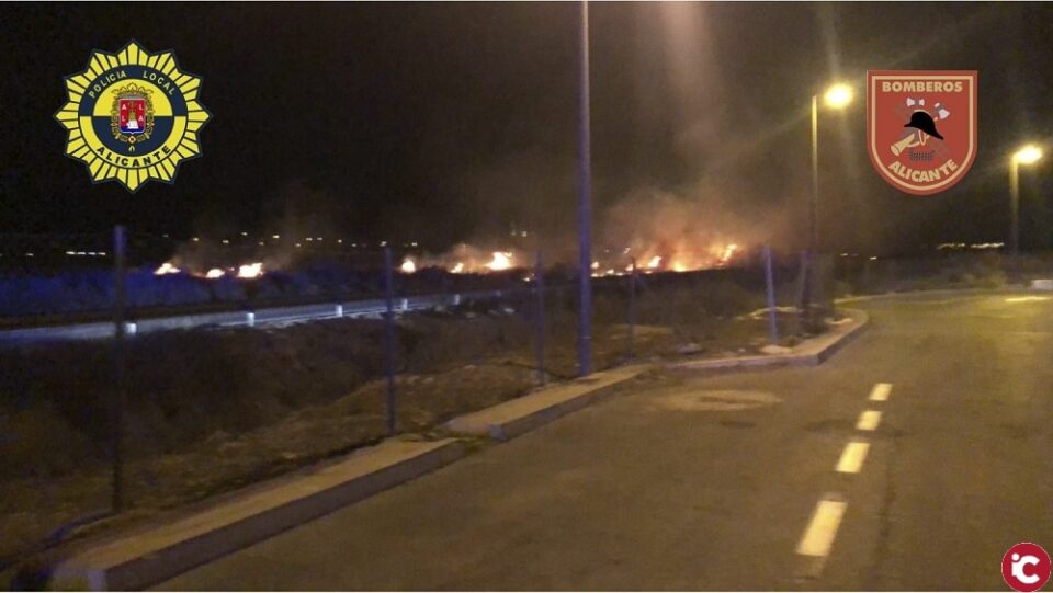 Los Bomberos extinguen un incendio forestal que se complica por las fuertes rachas de viento y afecta a una hectárea de matorrales en Las Atalayas