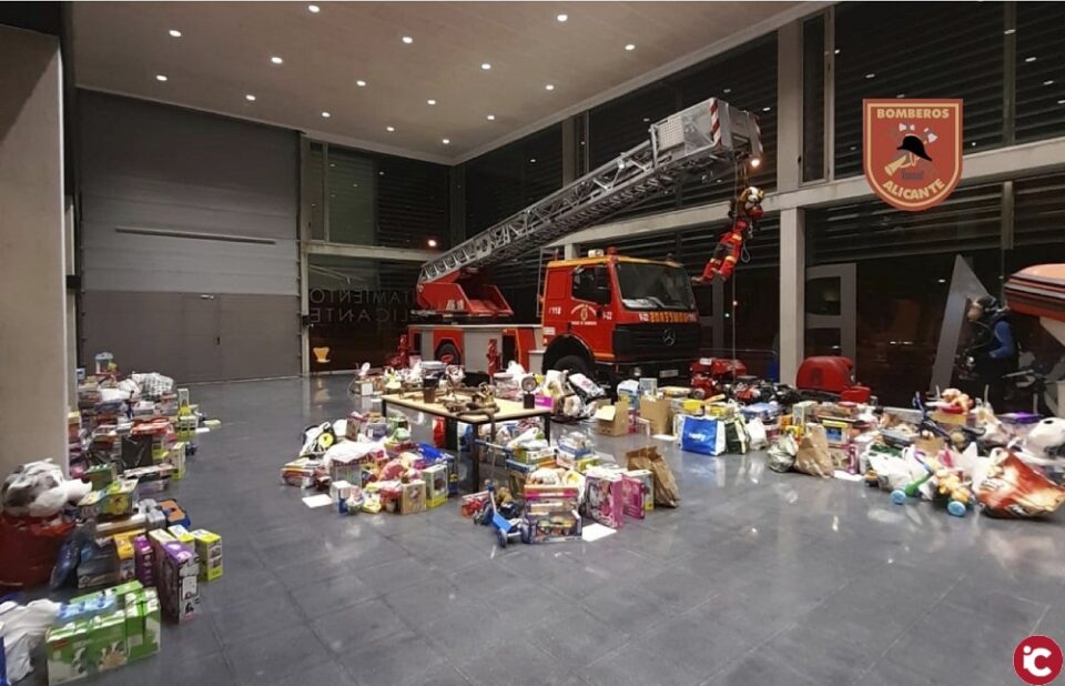 El Ayuntamiento y los bomberos del SPEIS agradecen la donación de 1.600 juguetes y 5.700 kilos de comida en su VI Jornada Solidaria