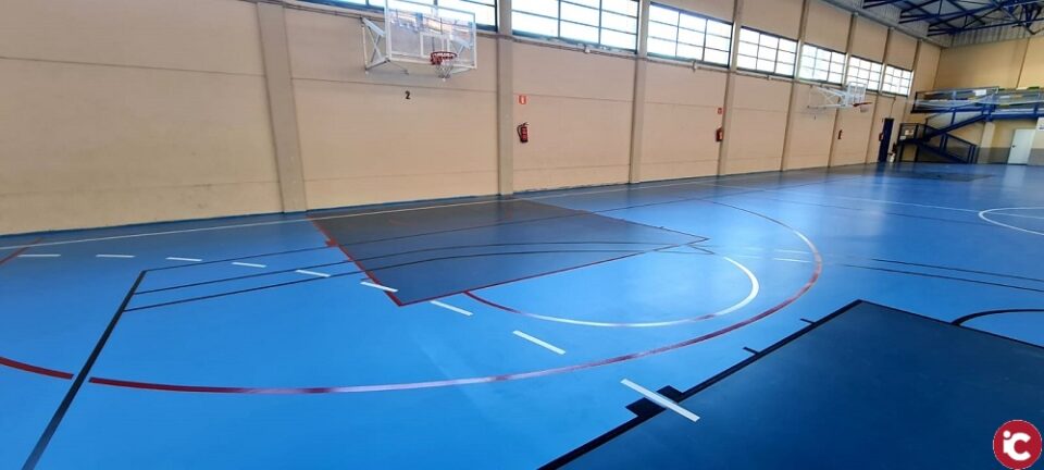 El Ayuntamiento de Elda renueva la pista del Pabellón Azul para mejorar la calidad de la superficie de juego