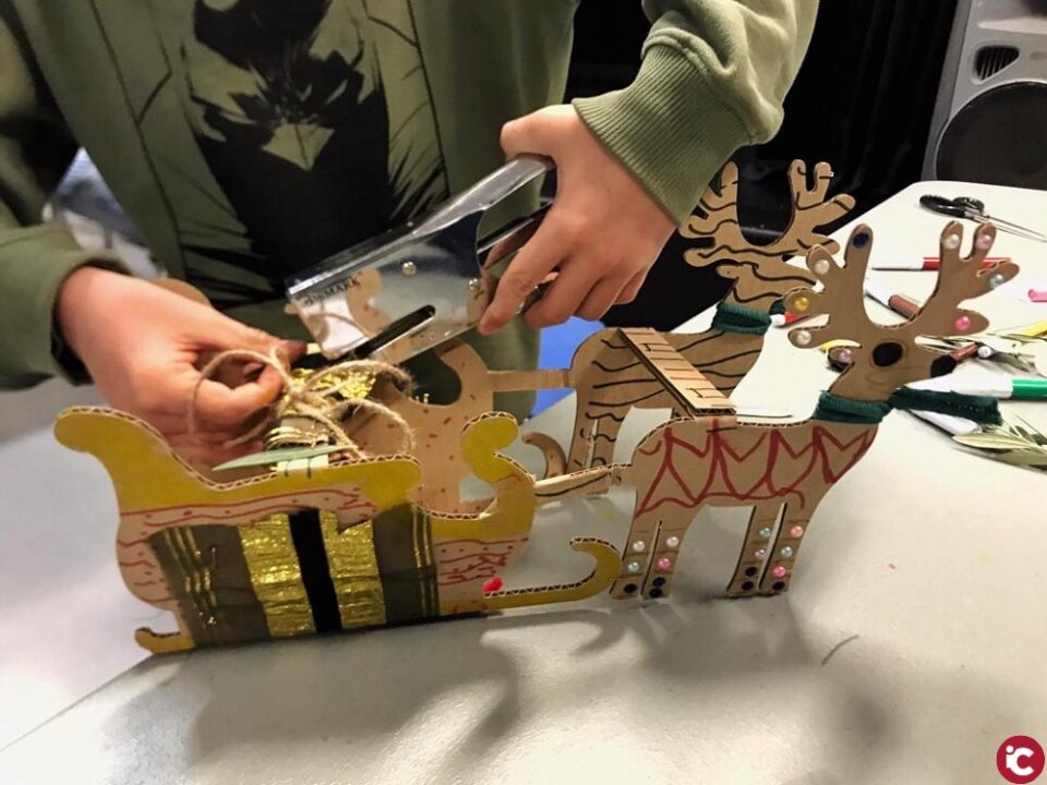 Los pequeños de El Campello inauguran el año con un taller de juguetes de cartón