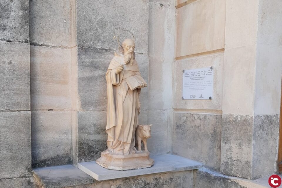 LAjuntament restaura la imatge de Sant Antoni Abat del Cementeri
