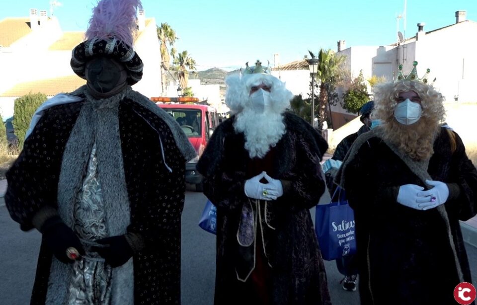 Los Reyes Magos visitan la localidad de Salinas