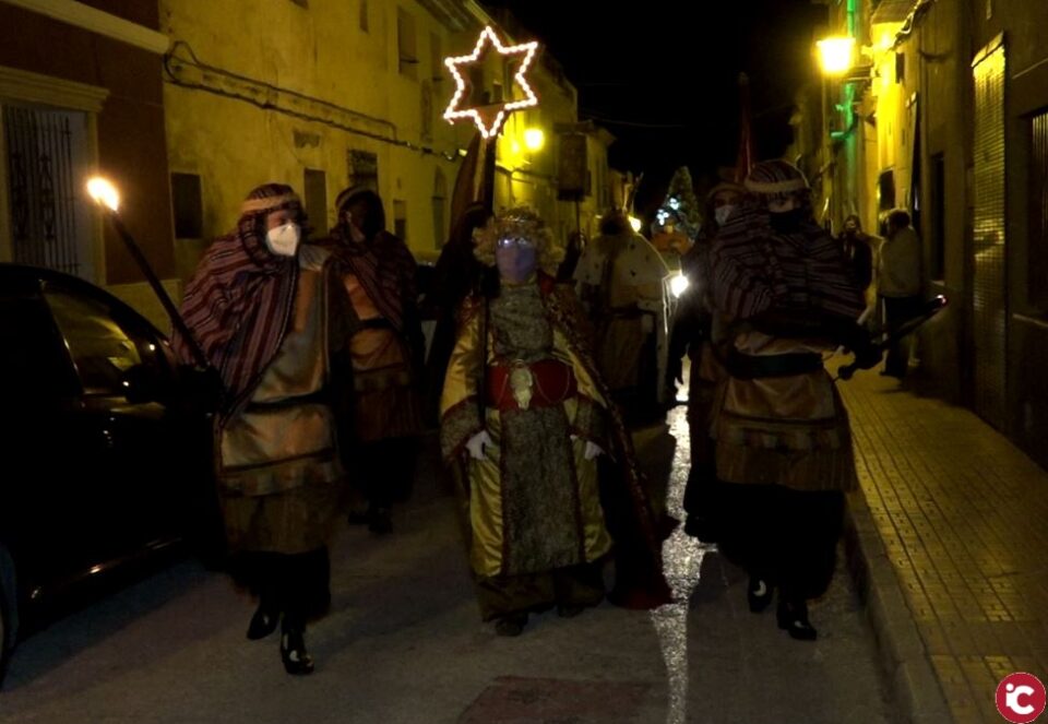 Els xiquets i xiquetes d'Agost reben la visita dels Reis Mags