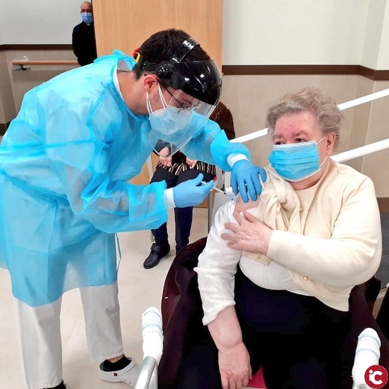 Primera persona en recibir la vacuna frente al coronavirus del Departamento de Salud de Elda