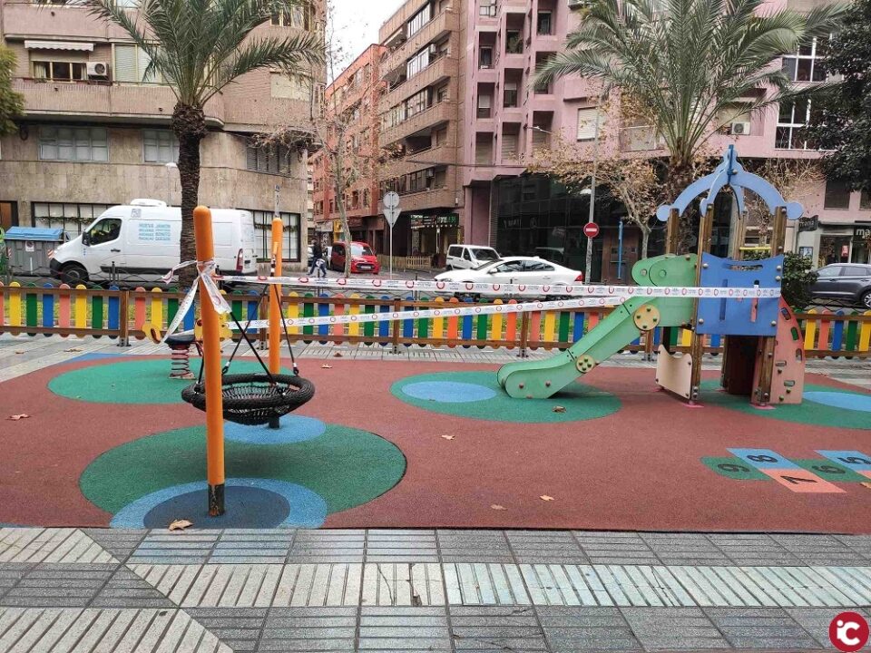 La Policía Local cierra las áreas de juegos infantiles y aparatos biosaludables y organiza un operativo para vigilar los nuevos aforos comerciales y la hostelería en Alicante