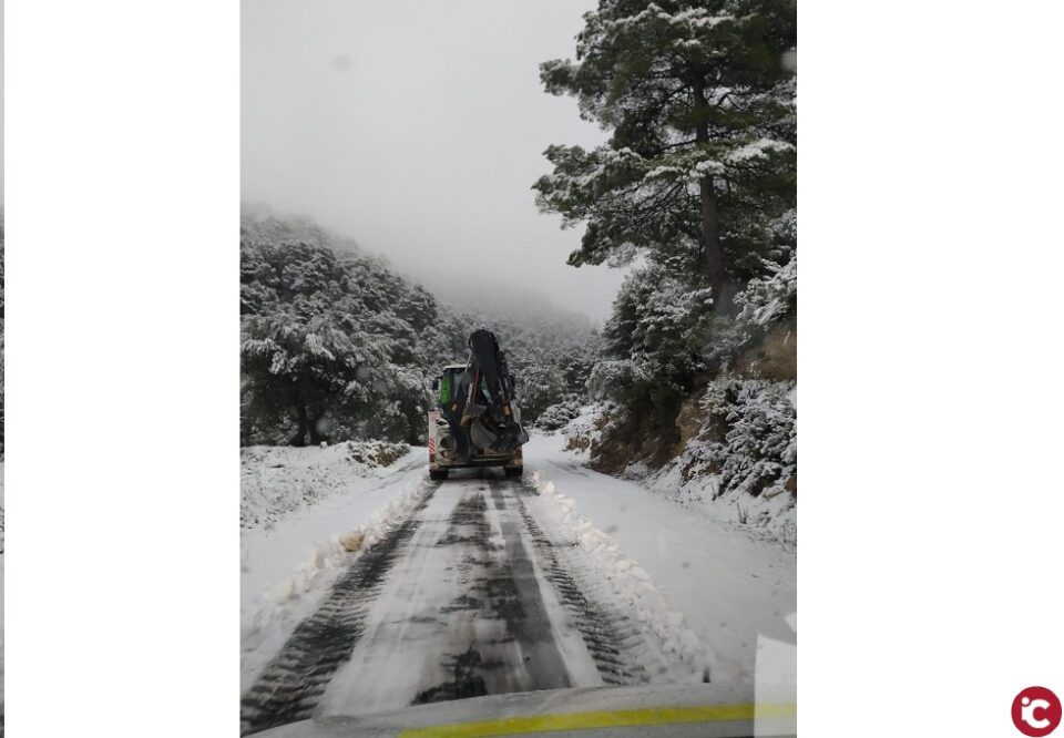 La Diputación activa un operativo especial con máquinas quitanieves y retroexcavadoras ante el temporal que afecta a la provincia