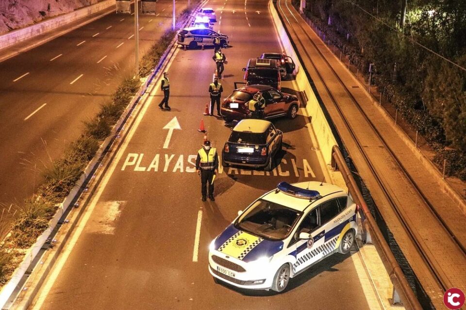 La Policía Local destaca la máxima colaboración del sector de la hostelería en la primera jornada del adelanto del cierre en Alicante