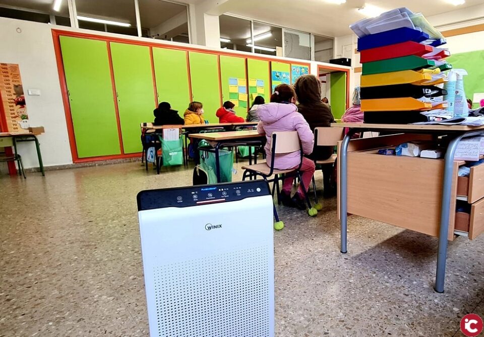 El Ayuntamiento de Elda completa la instalación de 374 purificadores de aire y detectores de nivel de CO2 en los centros educativos de la ciudad