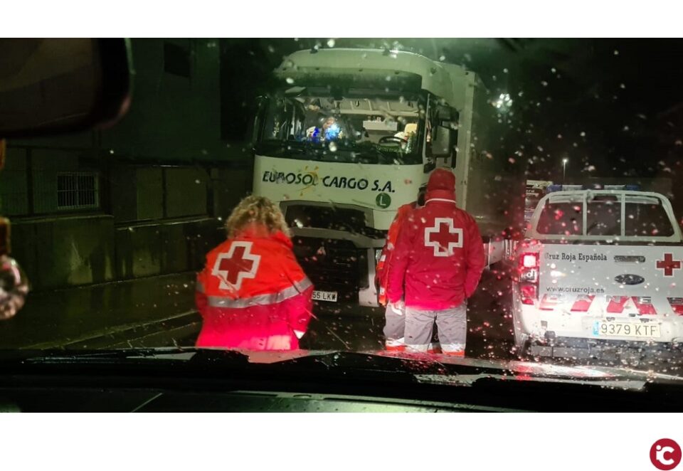 Más de 100 patrullas de la Guardia Civil con 230 agentes retienen camiones por la intensidad de las nevadas y evitan el desabastecimiento de municipios