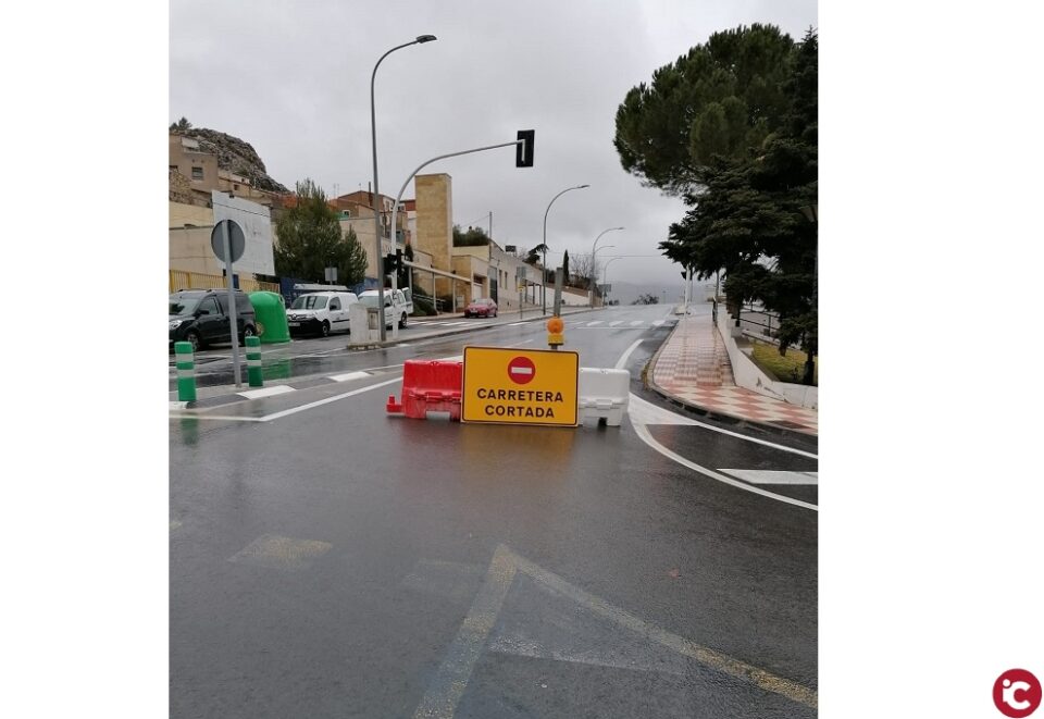 La Diputación de Alicante corta dos carreteras para garantizar el cierre perimetral de Castalla decretado por la Generalitat
