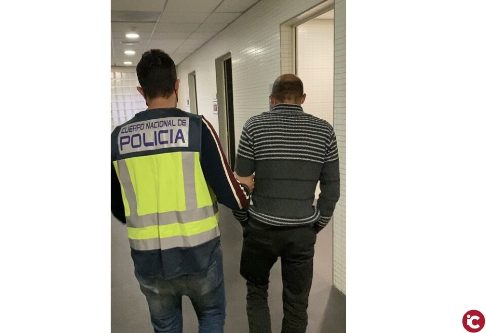 La Policía Nacional ha detenido a un varón muy violento tras cometer tres robos con violencia llevándose las cajas registradoras de los establecimientos