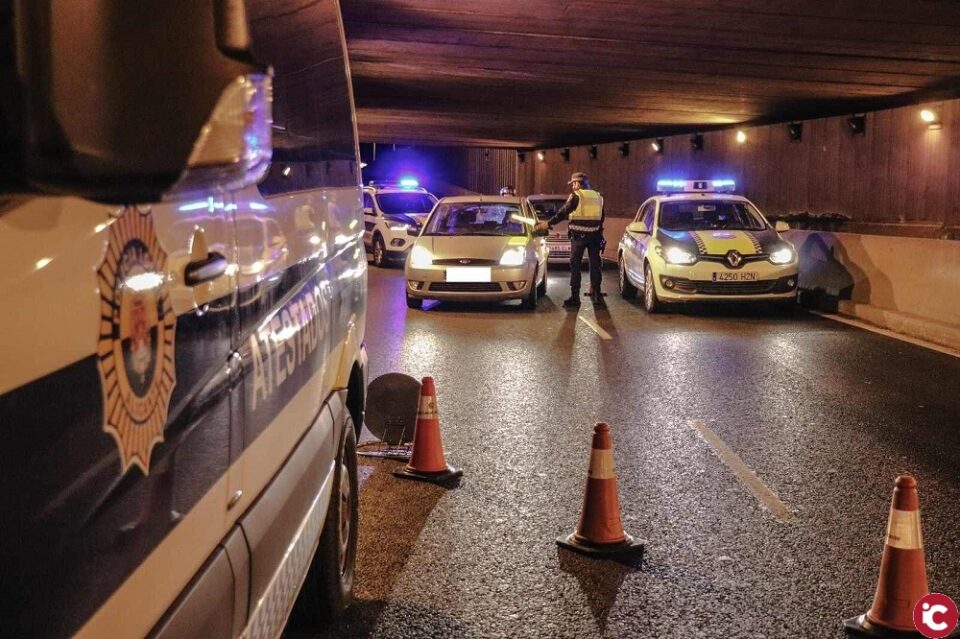 La Policía Local sanciona a siete establecimientos y denuncia anoche a 31 personas por incumplir el estado de alarma en Alicante