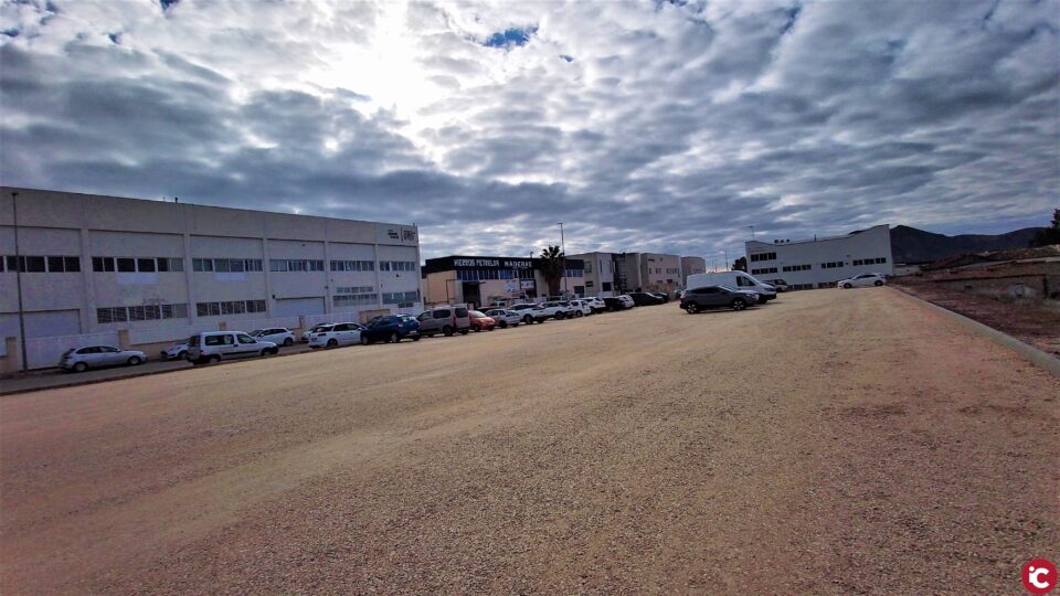 Petrer habilita un nuevo parking con capacidad para 100 vehículos en el polígono Salinetes