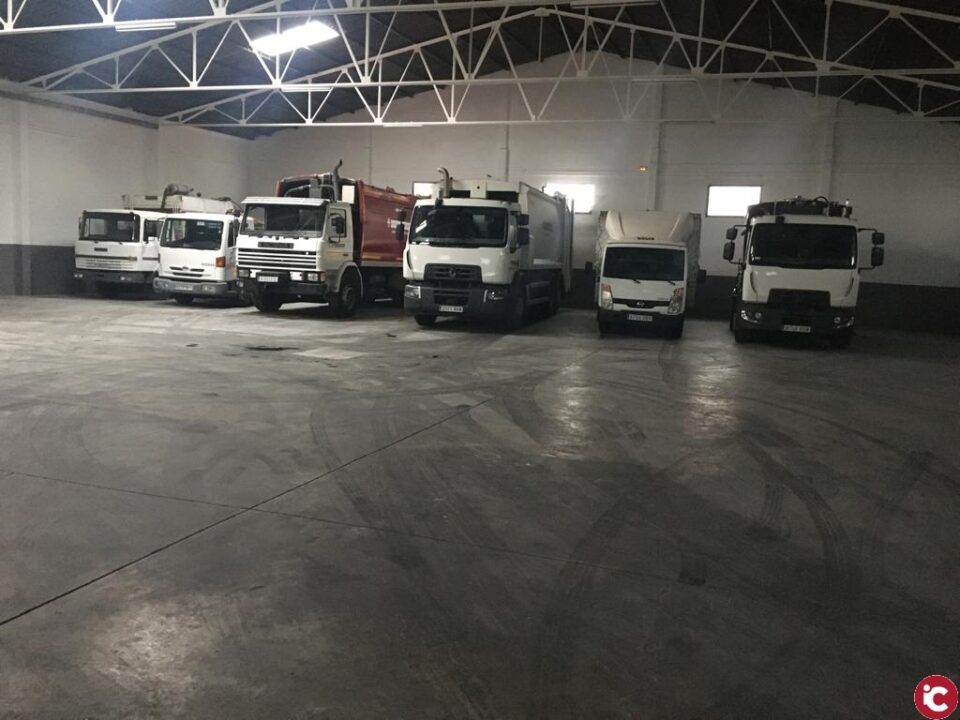 La Concejalías de Servicios y Medio Ambiente trasladan los camiones de Recogida de Basuras del Barrio de los Tenores a una zona industrial