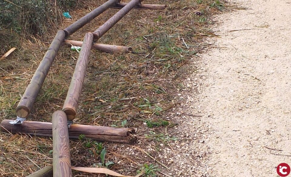 La Concejalía de Medio Ambiente denuncia el aumento de actos vandálicos en el sendero del cauce del río Tarafa durante las fechas navideñas