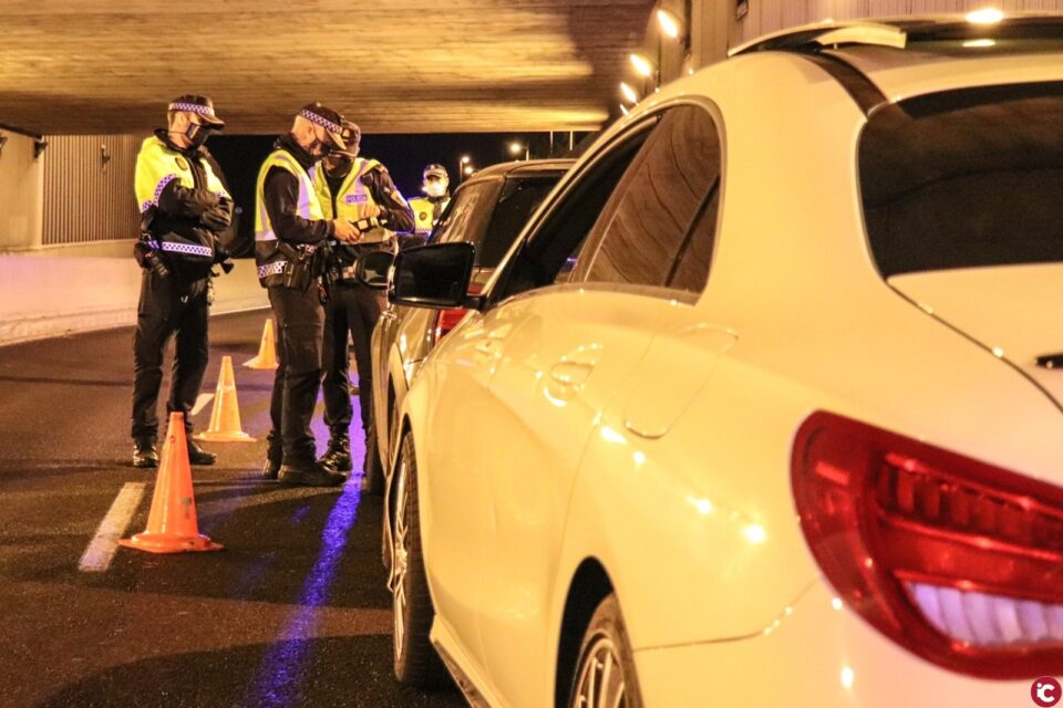 La Policía Local impone seis sanciones por incumplir el toque de queda anoche y disuelve dos fiestas en viviendas en Alicante