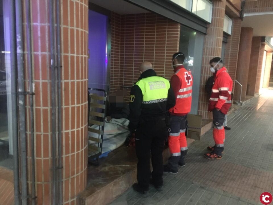 La Policía Local denuncia a dos locales por incumplir el horario de cierre con clientes consumiendo alcohol