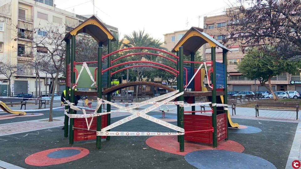 La Policía Local pide no reunirse en los parques y respeto máximo a los cierres de los juegos infantiles y aparatos biosaludable de Alicante