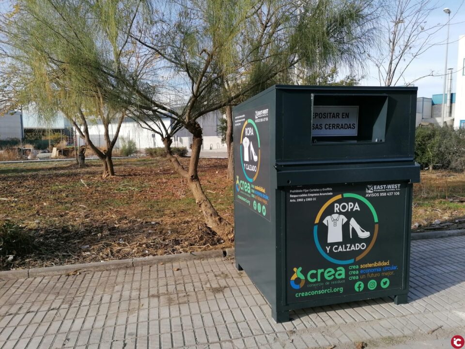 La Concejalía de Limpieza Viaria instala 32 nuevos contenedores de recogida textil