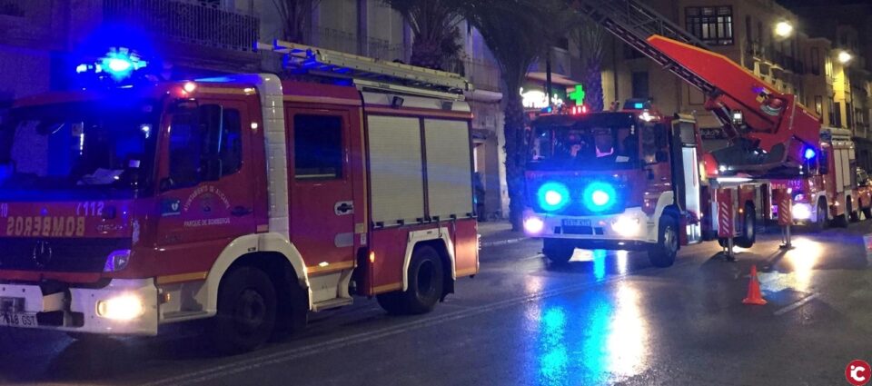 Los bomberos extinguen de madrugada un incendio en la cocina de una vivienda con un herido por inhalación de humo en Alicante