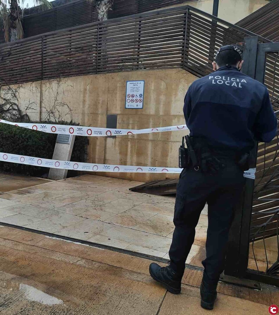 La Policía Local disuelve un grupo de 300 jóvenes en La Ereta que comenzaron a reunirse de botellón en el entorno del Castillo de Santa Bárbara