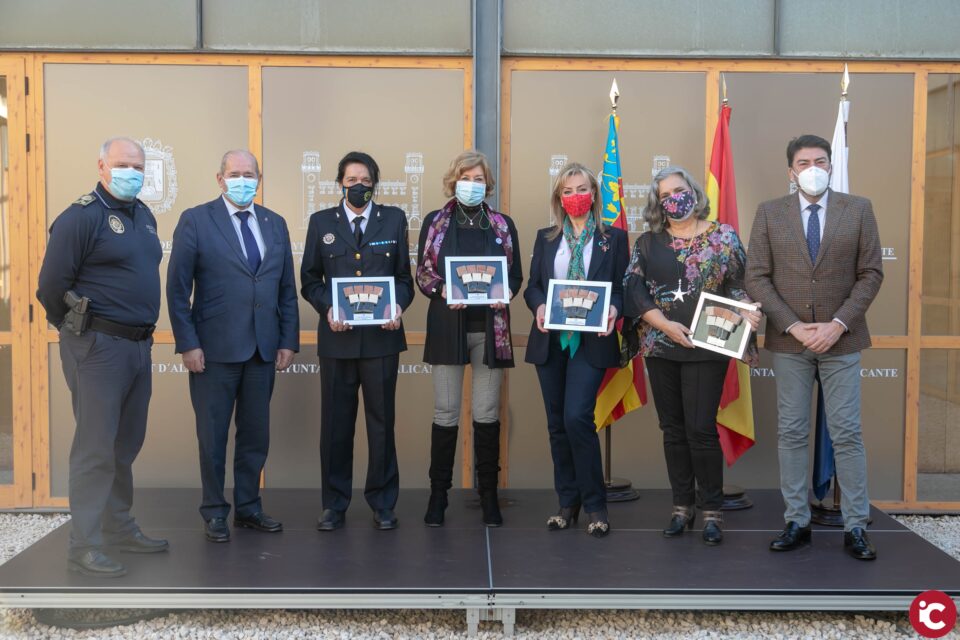 El Ayuntamiento rinde homenaje a las cuatro primeras mujeres Policías Locales de Alicante tras cuarenta años de servicio público en el Día Internacional de la Mujer