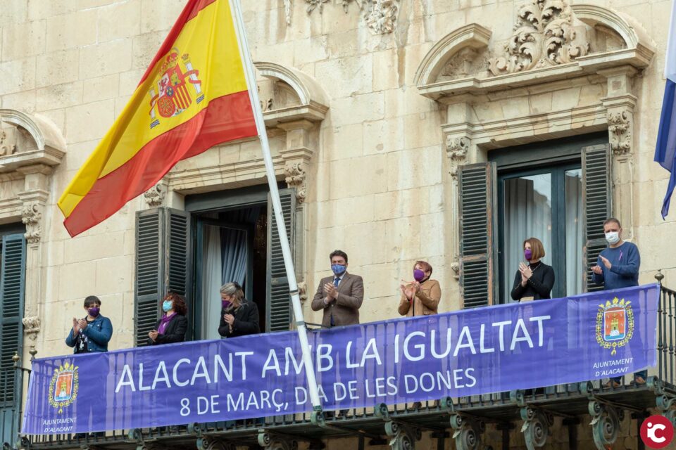 El Ayuntamiento despliega una pancarta conmemorativa por el Día Internacional de la Mujer
